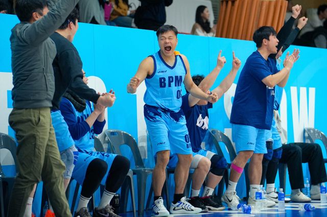 박진영이 지난달 29일부터 이틀간 배재고 체육관에서 열린 ‘2025 JYP 아마추어 자선 농구 대회’ 도중 환호하고 있다. 사진제공｜JYP엔터테인먼트