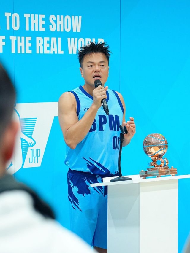 박진영이 지난달 29일부터 이틀간 배재고 체육관에서 열린 ‘2025 JYP 아마추어 자선 농구 대회’ 폐막식에서 인사말을 전하고 있다. 사진제공｜JYP엔터테인먼트