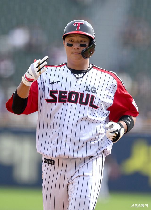 24일 서울 잠실야구장에서 ‘2023 신한은행 SOL KBO리그’ 한화 이글스와 LG 트윈스 경기가 열렸다. 3회말 무사 LG 이재원이 좌전 안타를 치고 1루에서 기뻐하고 있다. 잠실 | 김종원 기자 won@donga.com