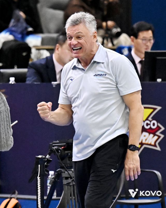 헤난 달 조토 대한항공 감독이 지난달 28일 한국전력과 원정경기서 득점한 뒤 주먹을 쥐고 기뻐하고 있다. 사진제공｜KOVO