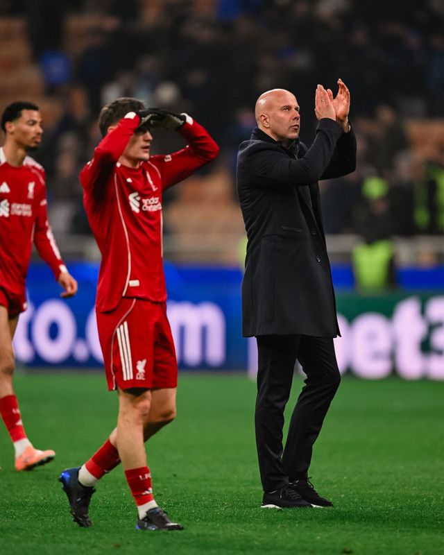 아르네 슬롯 감독(오른쪽) 체제에서 모하메드 살라는 정말 설 자리가 없을까? 일단 살라를 선발에서 제외한 뒤 흐름이 나쁘지 않다. 사진출처｜리버풀 페이스북