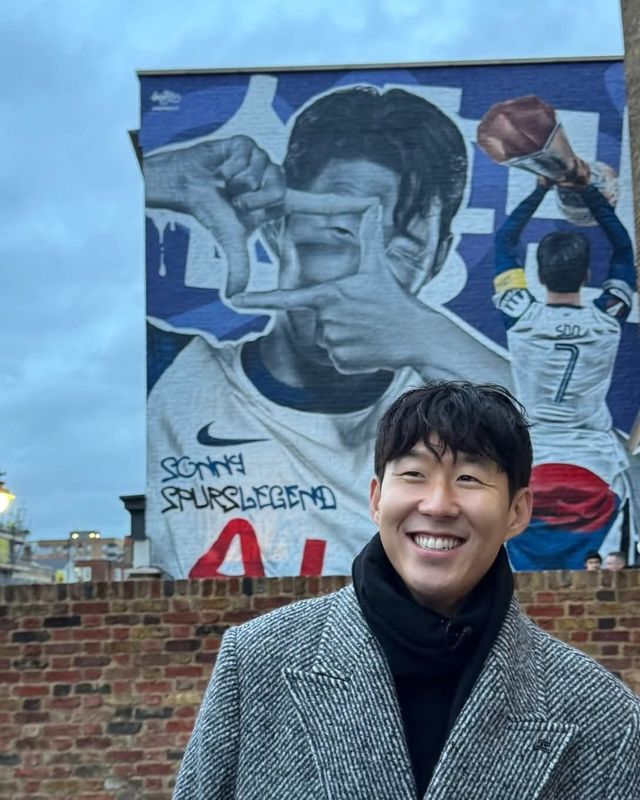 토트넘 팬들과 진짜 이별을 위해 런던을 방문한 손흥민이 10일(한국시간) 홈구장이 위치한 북런던 하이로드의 한 카페 외벽에 장식된 자신의 벽화 앞에서 활짝 웃고 있다. 사진출처｜토트넘 홋스퍼 페이스북