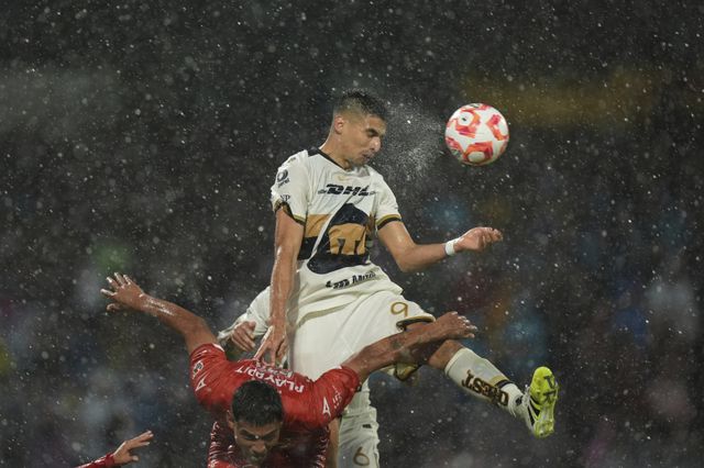 8월 10일(한국시간) 멕시코시티에서 열린 푸마스-넥카사전서 선수들이 수중전을 치르고 있다. 멕시코시티(멕시코)｜AP뉴시스