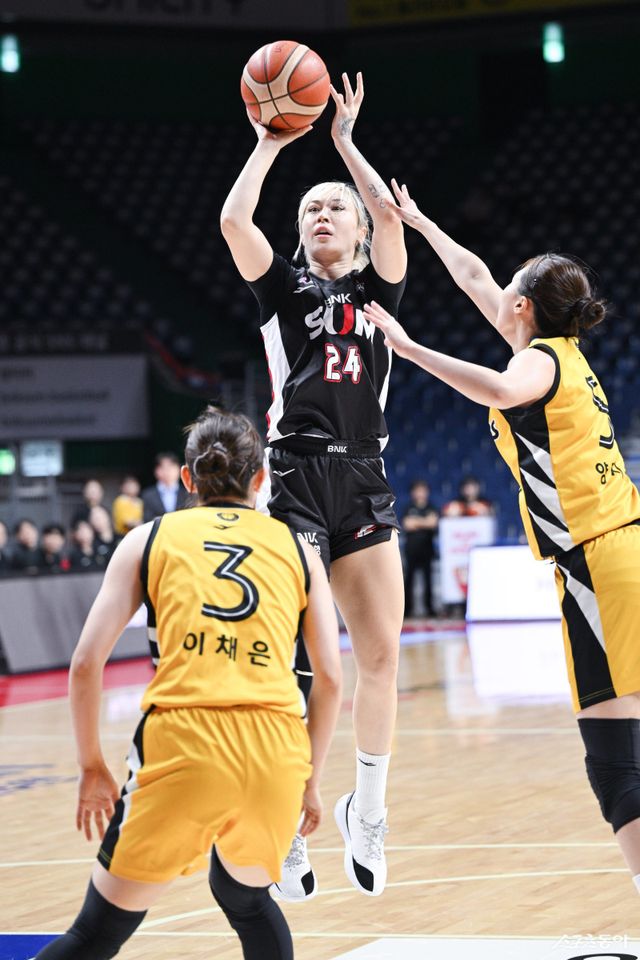 BNK 썸 김소니아가 10일 사직체육관에서 열린 KB스타즈전 도중 슛을 시도하고 있다. BNK 썸은 김소니아의 활약에 힘입어 KB스타즈를 꺾고 공동 2위에 올랐다. 사진제공｜WKBL