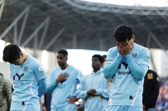 대구는 올 시즌 B팀을 운영한 까닭에&nbsp;선수를&nbsp;49명이나&nbsp;보유했지만 정작 고비에서 쓸만한&nbsp;선수는 적었다. 사진은 지난달 30일 대구아이엠뱅크파크에서 열린 안양과 K리그1 최종 38라운드 홈경기에서 패해 K리그2로 강등된 뒤 고개를 숙인 선수들. 사진제공│한국프로축구연맹