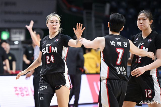 BNK 썸 선수들이 10일 사직체육관에서 열린 KB스타즈전 도중 득점을 올린 뒤 손뼉을 마주치고 있다. 사진제공｜WKBL
