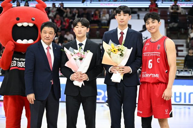 정관장은 특급 신인 문유현(왼쪽 두 번째)의 데뷔를 기다리고 있다. 앞선이 강한 라인업에 더욱 활력을 불어넣을 것으로 기대받는다. 사진제공｜KBL
