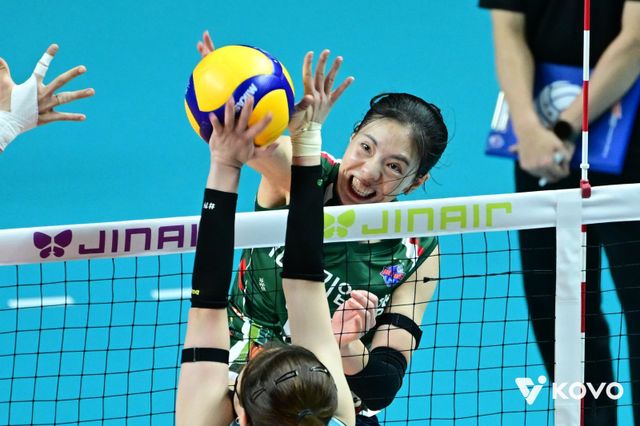 IBK기업은행 육서영이 10일 GS칼텍스와 원정경기 도중 상대 블로킹을 뚫고 스파이크를 시도하고 있다. 사진제공｜KOVO