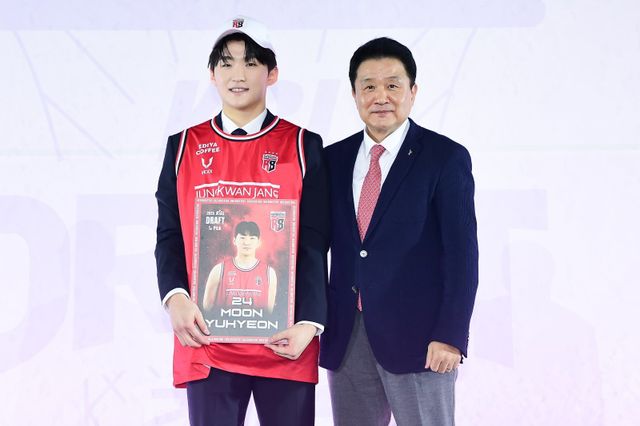 정관장은 특급 신인 문유현(왼쪽)의 데뷔를 기다리고 있다. 앞선이 강한 라인업에 더욱 활력을 불어넣을 것으로 기대받는다. 사진제공｜KBL