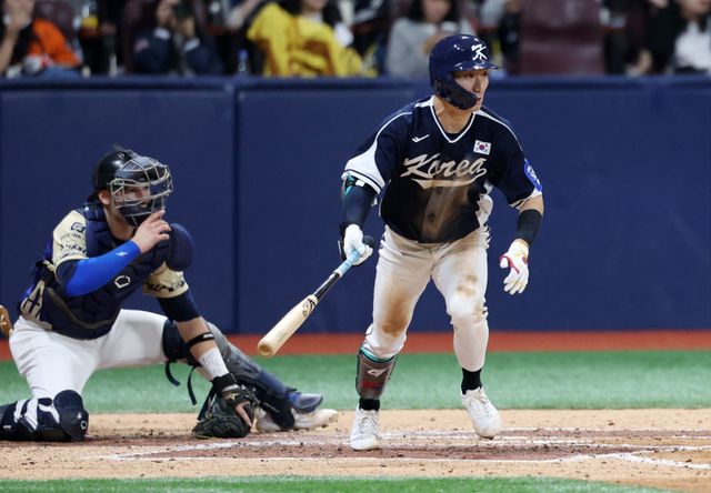 대표팀 신민재가 지난달 9일 고척스카이돔에서 열린 체코와 WBC 대비 평가전 도중 안타를 치고 있다. 뉴시스