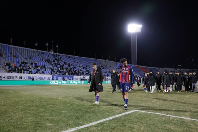 수원FC는 올 시즌 B팀을 운영한 까닭에 선수를 49명이나 보유했지만 정작 고비에서 쓸만한 선수는 적었다. 사진은 8일 수원종합운동장에서 열린 부천과 승강 PO 2차전 홈경기에서 패해 K리그2로 강등된 뒤 고개를 떨군 선수들. 사진제공│한국프로축구연맹