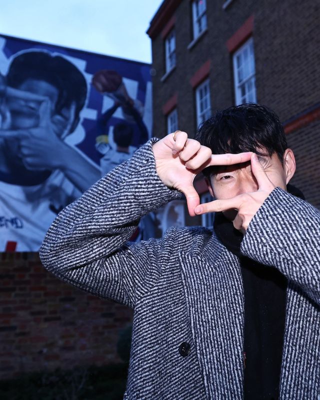 토트넘 팬들과 진짜 이별을 위해 런던을 방문한 손흥민이 10일(한국시간) 홈구장이 위치한 북런던 하이로드의 한 카페 외벽에 장식된 자신의 벽화 앞에서 ‘찰칵 세리머니’ 포즈를 취하고 있다. 사진출처｜토트넘 홋스퍼 페이스북