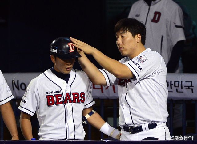 두산 시절이던 2015년&nbsp;김현수(오른쪽)가&nbsp;허경민을 격려하고 있다.&nbsp;스포츠동아DB