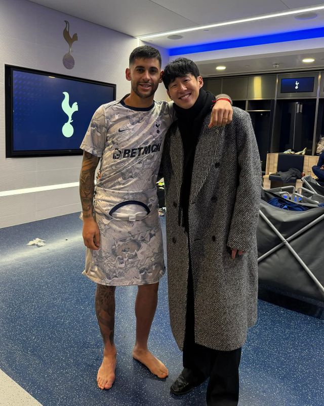 손흥민(오른쪽)이 10일(한국시간) 토트넘-슬라비아 프라하의 UCL 홈경기를 관전한 뒤 토트넘 라커룸을 찾아 자신으로부터 주장 완장을 이어받은 크리스티안 로메로와 기념촬영을 하고 있다. 사진출처｜토트넘 홋스퍼 페이스북