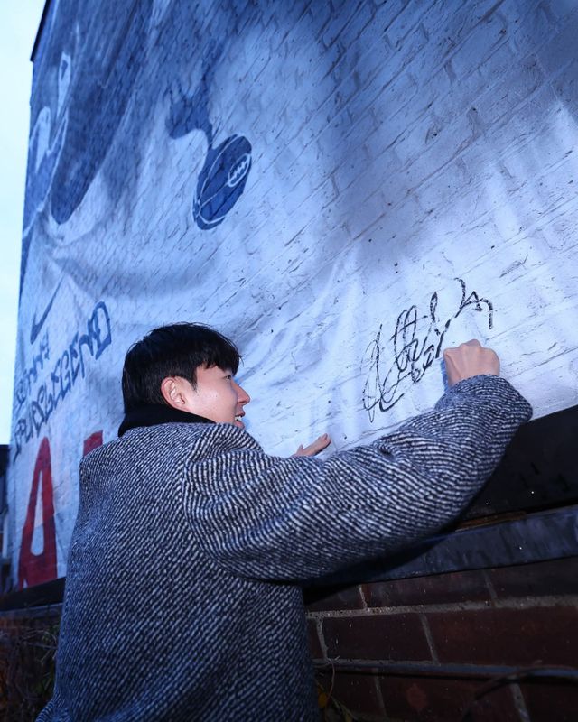 토트넘 팬들과 진짜 이별을 위해 런던을 방문한 손흥민이 10일(한국시간) 홈구장이 위치한 북런던 하이로드의 한 카페 외벽에 장식된 자신의 벽화 하단에 기념 사인을 남기고 있다. 사진출처｜토트넘 홋스퍼 페이스북