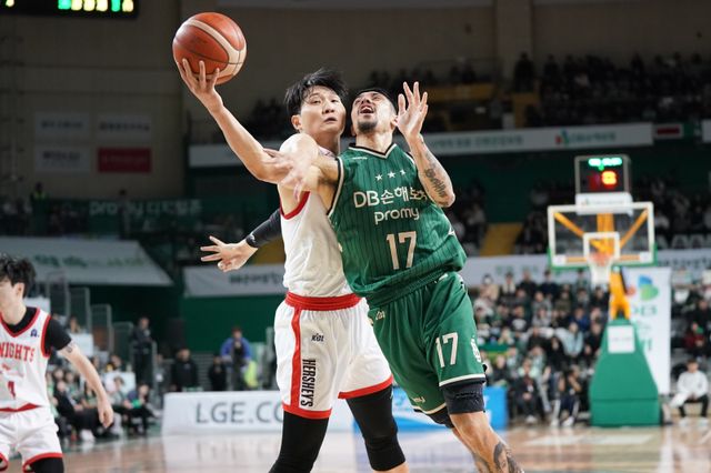 DB 이선 알바노(오른쪽)가 11일 원주DB프로미아레나서 열린 SK전에서 안영준의 수비를 뚫고 레이업슛을 시도하고 있다. 사진제공｜KBL