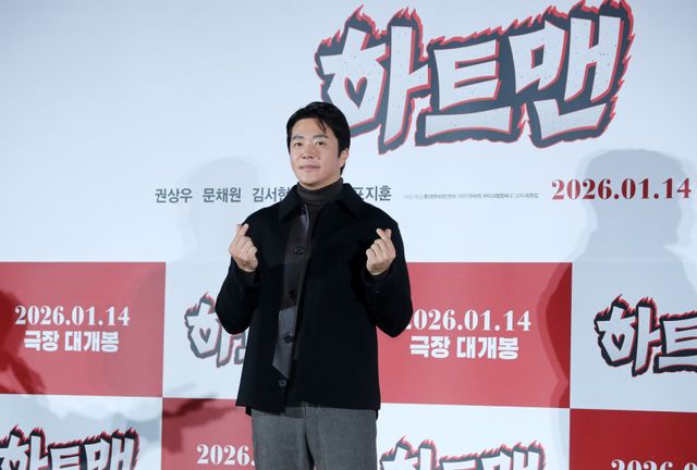 [서울=뉴시스] 김혜진 기자 = 배우 권상우가 11일 오전 서울 광진구 롯데시네마 건대입구에서 열린 영화 ‘하트맨’(감독 최원섭) 제작보고회에서 포즈를 취하고 있다. 2025.12.11. jini@newsis.com
