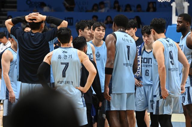 소노는 3라운드 정관장전서 충격적인 패배를 당했다. 손창환 감독은 팀이 더욱 처지기 전에 재정비에 나서려고 한다. 사진제공｜KBL