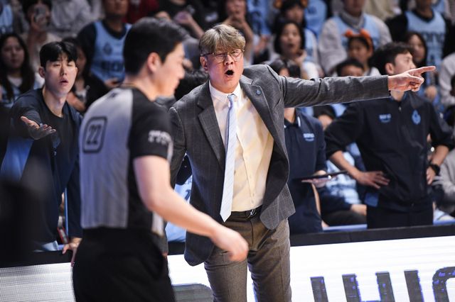 소노는 3라운드 정관장전서 충격적인 패배를 당했다. 손창환 감독(오른쪽)은 팀이 더욱 처지기 전에 재정비에 나서려고 한다. 사진제공｜KBL