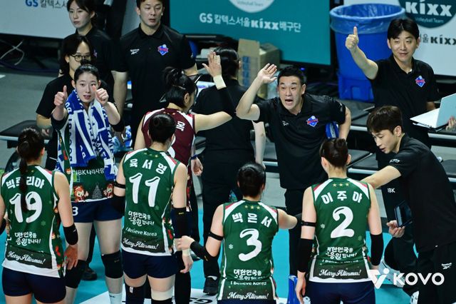 IBK기업은행 여오현 감독대행(가운데)이 10일 GS칼텍스와 원정경기 도중 선수들에게 작전을 지시하고 있다. 사진제공｜KOVO