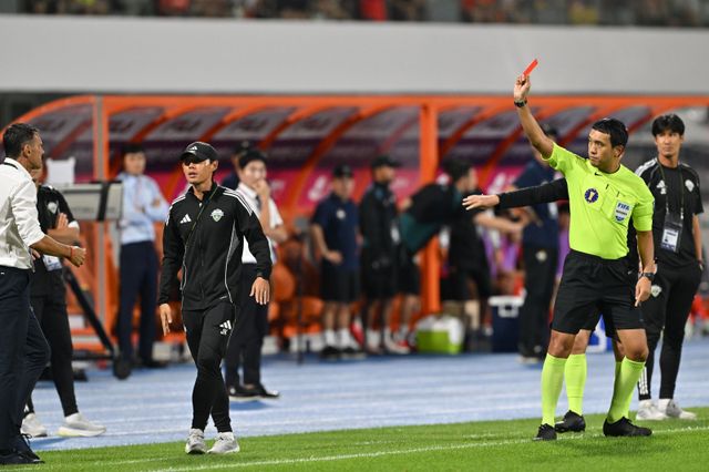 거스 포옛 전 전북 감독(왼쪽)이 8월 27일 강릉하이원아레나에서 열린 강원과 코리아컵 4강 2차전 원정경기 도중 김우성 주심으로부터 레드카드를 받고 있다. 김 주심은 11월 8일 K리그1 전북-대전하나시티즌전에선 전북 타리코 코치를 퇴장시켰다. 사진제공｜대한축구협회