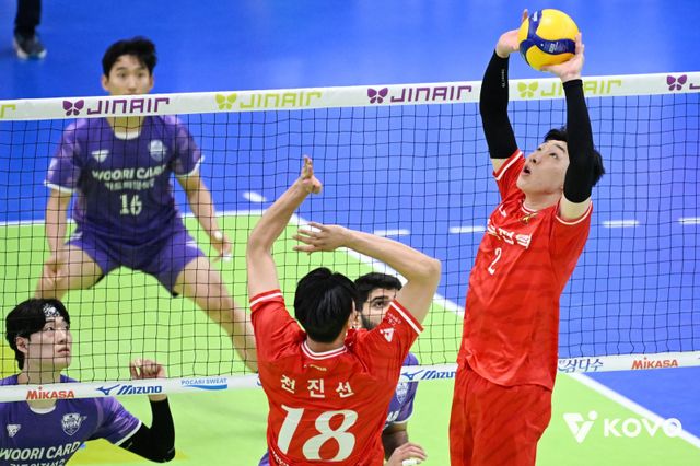 한국전력 세터 김주영(오른쪽)은 이번 시즌 주전 자리를 하승우에게 내줬지만 백업 세터로서 제 몫을 하고자 덤덤히&nbsp;시즌을 치르고 있다. 사진제공│KOVO