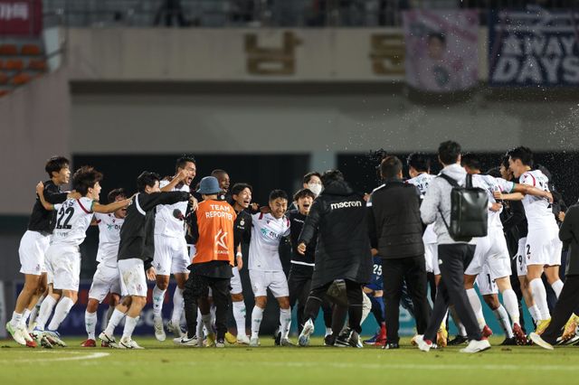 K리그2 팀들은 최대 4팀에게 승격기회가 주어진 내년을 벼른다. 사진은 2022년 김천과 승강 PO에서 승리해 승격한 대전하나 선수들. 사진제공│한국프로축구연맹