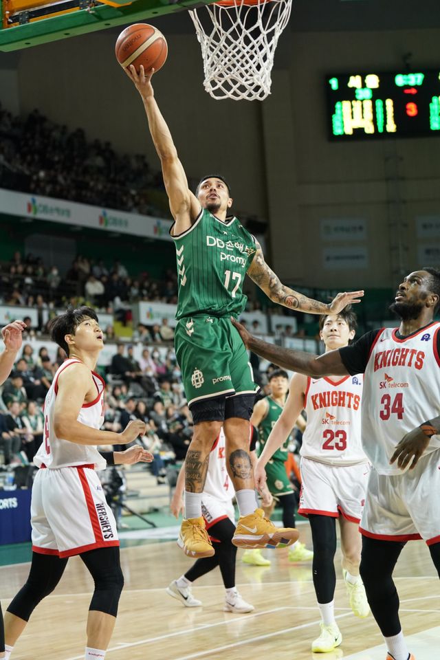 DB 이선&nbsp;알바노(가운데)가 11일 원주DB프로미아레나서 열린 SK전에서 자밀 워니(오른쪽) 등 SK의 수비를 뚫고 레이업슛을 시도하고 있다. 사진제공｜KBL