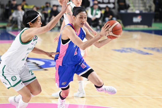 삼성생명 이해란(오른쪽)은 이번 시즌 평균 20점 이상을 올린 유일한 선수다. MVP를 목표로 설정한 그의 질주가 어디까지 이어질지 주목된다. 사진제공ㅣWKBL