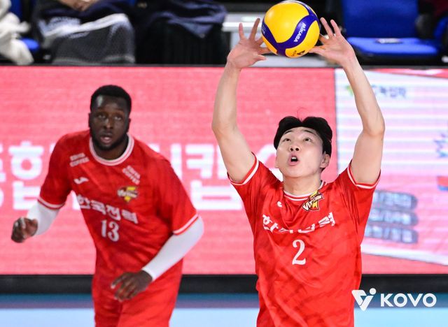 한국전력 세터 김주영(오른쪽)은 이번 시즌 주전 자리를 하승우에게 내줬지만 백업 세터로서 제 몫을 하고자 덤덤히 시즌을 치르고 있다. 사진제공│KOVO