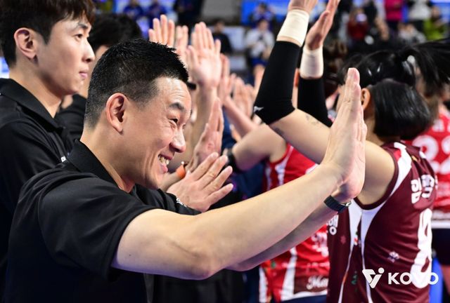 IBK기업은행 여오현 감독대행이 4일 정관장과 홈경기에 앞서 선수들과 손뼉을 마주치며 격려하고 있다. 사진제공｜KOVO