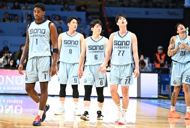 소노는 3라운드 정관장전서 충격적인 패배를 당했다. 손창환 감독은 팀이 더욱 처지기 전에 재정비에 나서려고 한다. 사진제공｜KBL