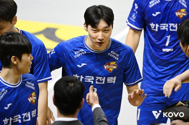 한국전력 세터 김주영(가운데)은 이번 시즌 주전 자리를 하승우에게 내줬지만 백업 세터로서 제 몫을 하고자 덤덤히&nbsp;시즌을 치르고 있다. 사진제공│KOVO