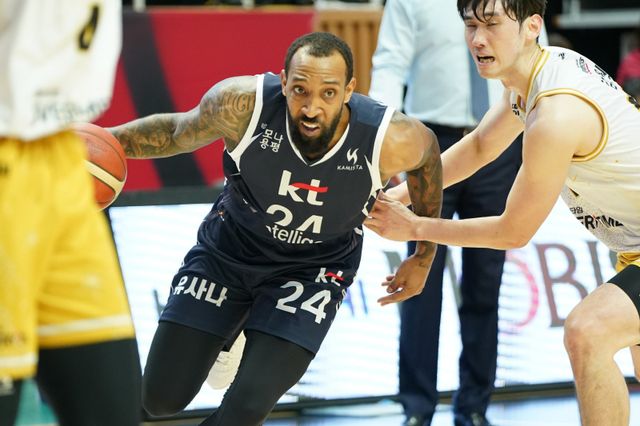 KT 데릭 윌리엄스(왼쪽)가 12일 수원서 열린 정관장과 홈경기서 16점, 7리바운드를 기록하며 연패 탈출의 선봉에 섰다. 사진제공｜KBL
