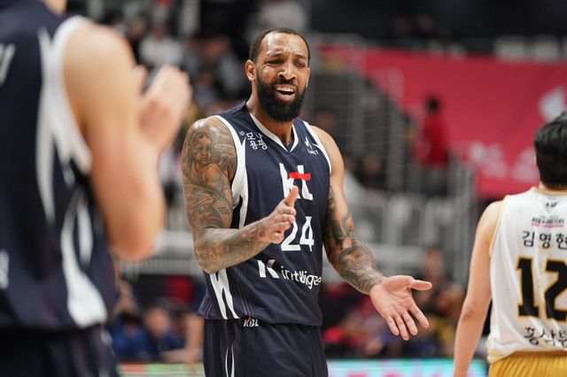 KT 데릭 윌리엄스가 12일 수원서 열린 정관장과 홈경기서 16점, 7리바운드를 기록하며 연패 탈출의 선봉에 섰다. 사진제공｜KBL