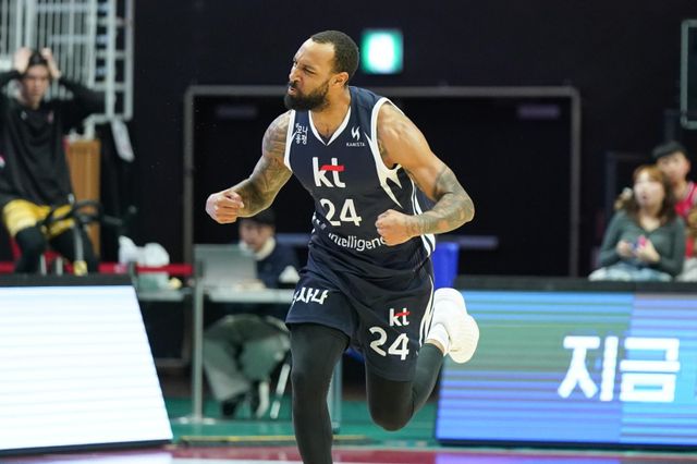 KT 데릭 윌리엄스가 12일 수원서 열린 정관장과 홈경기서 득점에 성공한 뒤 세리머니를 하고 있다. 그는 16점, 7리바운드를 기록하며 연패 탈출의 선봉에 섰다. 사진제공｜KBL