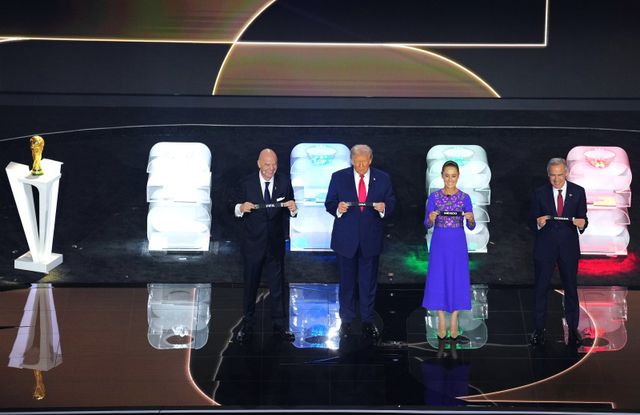 북중미월드컵 티켓 가격이 천정부지로 치솟았지만 수요는 직전 대회인 카타르월드컵 이상으로 높다. 사진은 6일(한국시간) 워싱턴DC 케네디센터에서 열린 북중미월드컵 조 추첨식 장면. 워싱턴│신화뉴시스