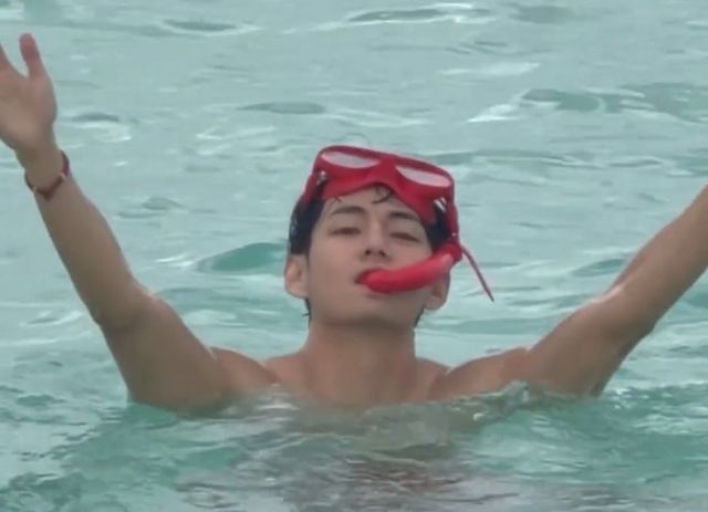 하와이 브이로그에서의 방탄소년단 뷔