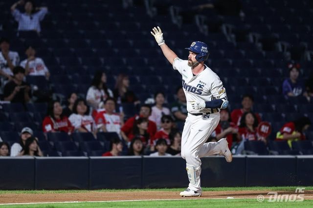 NC 맷 데이비슨은 최근 구단과 재계약을 체결했다. 기존 계약을 파기한 탓에 계약 조건이 이전보다 좋지 못했지만, 그는 팀을 위한 마음을 앞세워 잔류를 선택했다. 사진제공｜NC 다이노스