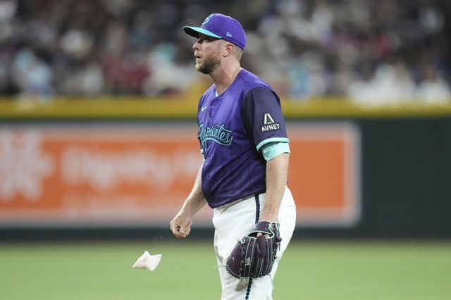 메릴 켈리는 15일 애리조나와 2년 4000만 달러 규모의 FA 계약에 합의했다. 2025시즌 중반 텍사스로 트레이드 이적한 뒤 반년 만에 팀에 복귀하게 됐다. AP뉴시스