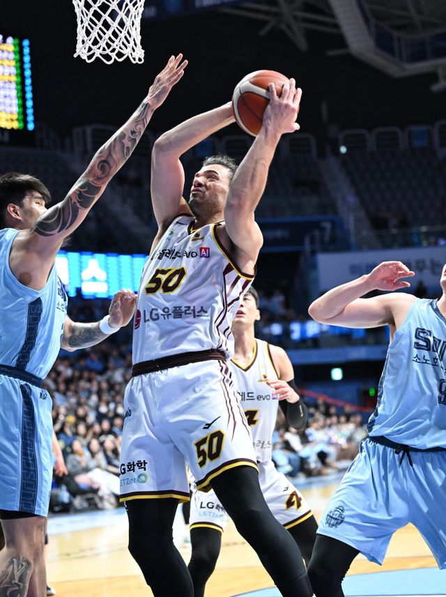 LG 아셈 마레이(가운데)는 14일 고양서 열린 소노와 원정경기서 23점, 21리바운드, 10어시스트로 트리플더블을 기록하며 팀의 선두 수성에 힘을 보탰다. 사진제공｜KBL