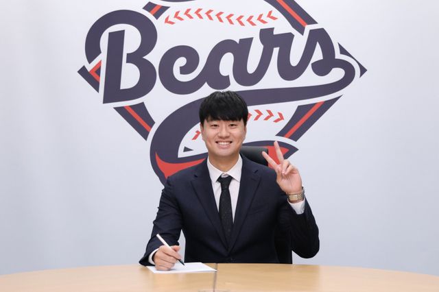 이영하가 두산과 4년 총액 52억 원에 FA 계약을 마친 뒤 포즈를 취하고 있다 사진제공ㅣ두산 베어스