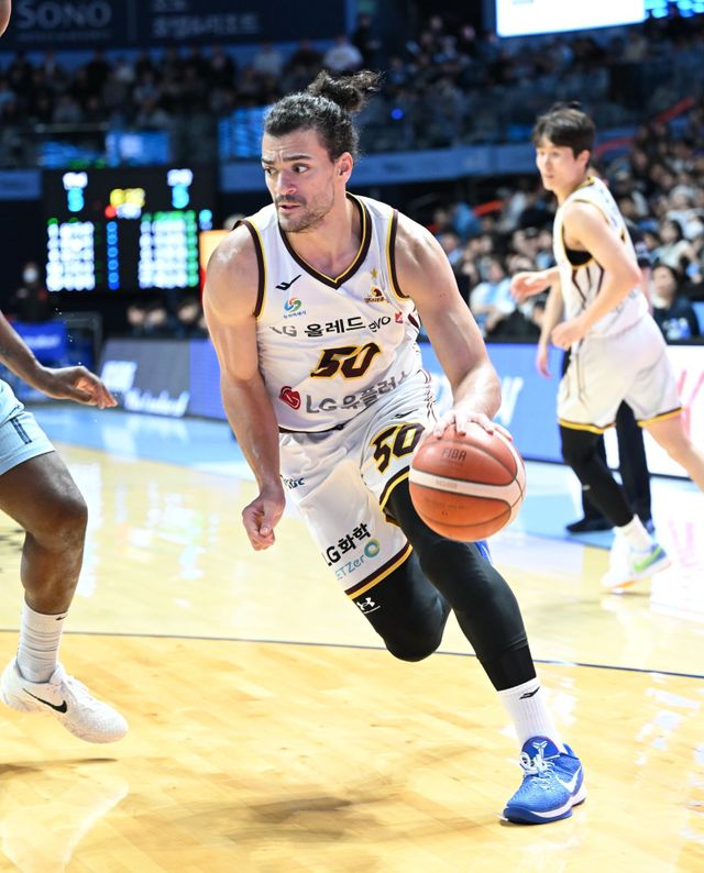 LG 아셈 마레이는 14일 고양서 열린 소노와 원정경기서 23점, 21리바운드, 10어시스트로 트리플더블을 기록하며 팀의 선두 수성에 힘을 보탰다. 사진제공｜KBL
