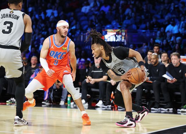 샌안토니오의 스테폰 캐슬(오른쪽)이 14일(한국시간) T모바일센터에서 열린 NBA컵 4강전 오클라호마시티와 경기 도중 알렉스 카르소의 수비를 피해 공격을 시도하고 있다. 캐슬은 22점으로 부상에서 복귀한 빅토르 웸반야마와 함께 팀의 컵대회 결승 진출을 도왔다. 라스베이거스(미 네바다주)｜AP뉴시스