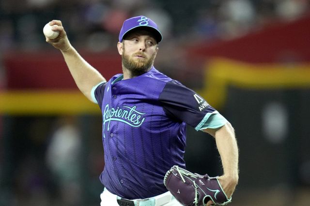 메릴 켈리는 15일 애리조나와 2년 4000만 달러 규모의 FA 계약에 합의했다. 2025시즌 중반 텍사스로 트레이드 이적한 뒤 반년 만에 팀에 복귀하게 됐다. AP뉴시스