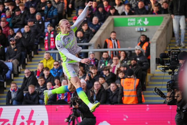 맨체스터 시티 엘링 홀란이 15일(한국시간) 끝난 크리스탈 팰리스와 원정경기서 골을 넣은 뒤 기뻐하고 있다. 런던｜AP뉴시스