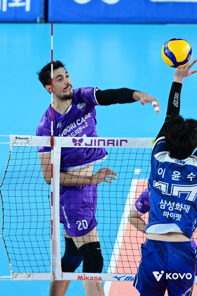 우리카드 아라우조(뒤)가 14일 대전 충무체육관에서 열린 삼성화재와 V리그 남자부&nbsp;원정경기 도중 스파이크를 날리고 있다. 아라우조는 김지한, 알리와 함께 52점을 합작하며 삼성화재를 창단 최다 연패(9연패)로 몰아넣었다. 사진제공│KOVO