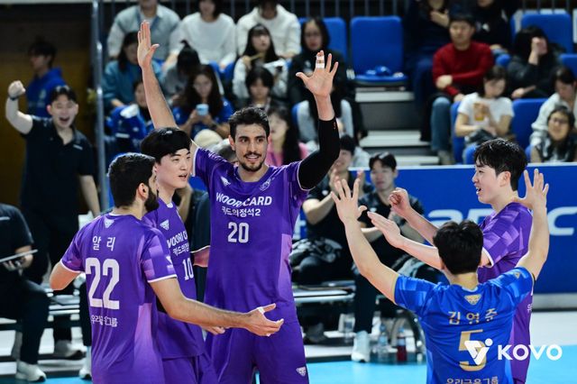 우리카드 선수들이 14일 대전 충무체육관에서 열린 삼성화재와 V리그 남자부 원정경기에서 세트 스코어 3-1로 이긴 뒤 기뻐하고 있다. 아라우조(가운데), 김지한(오른쪽 끝), 알리(왼쪽 끝)가 52점을 합작하며 삼성화재를 창단 최다 연패(9연패)로 몰아넣었다. 사진제공│KOVO