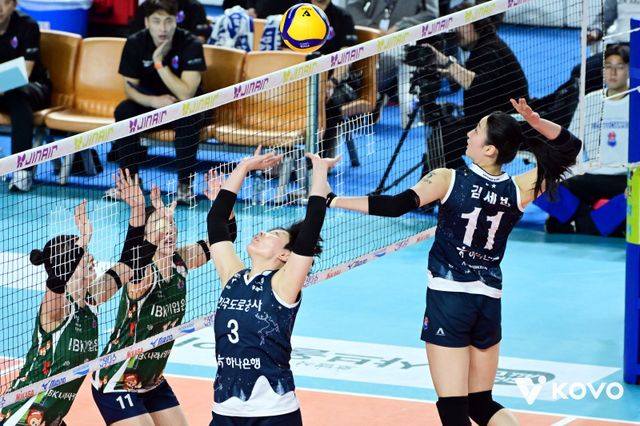 도로공사 김세빈(오른쪽)이 14일 IBK기업은행과 홈경기 도중 공격을 시도하고 있다. 사진제공｜KOVO