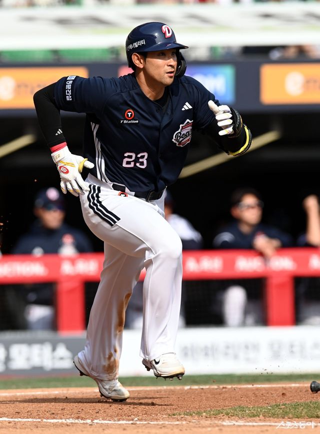 두산 강승호는 비활동기간인 12월에도 주 5회 잠실구장에 출근해 개인훈련을 하고 있다. 그는 2026시즌 각오를 묻는 질문에 “그동안 해왔던 2루에서 가장 많이 뛰고 싶다”고 밝혔다. 스포츠동아 DB